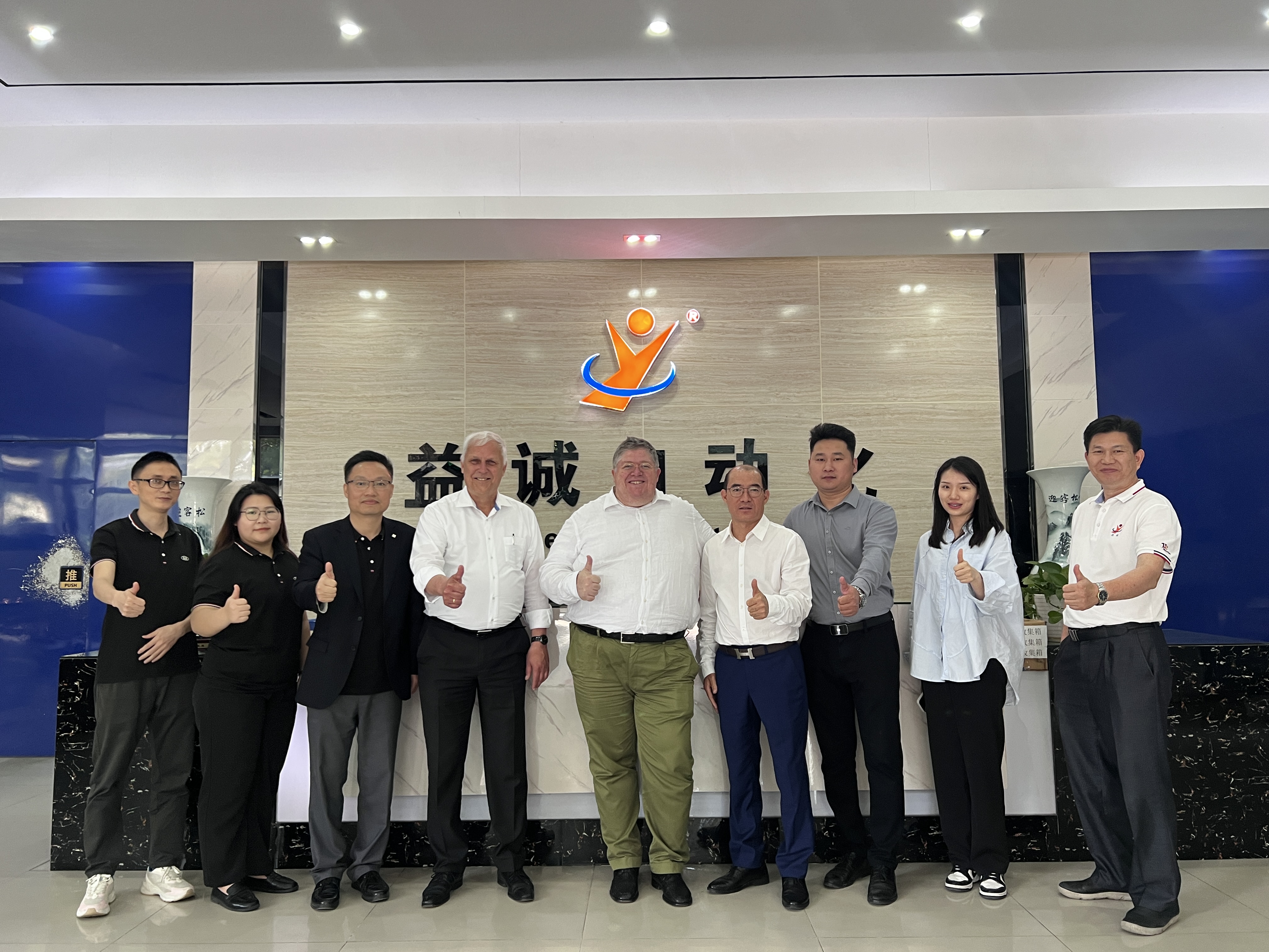熱烈歡迎擁有150多年歷史企業(yè)BJB（百寶明照明）高層團(tuán)隊(duì)來(lái)我司參觀交流！